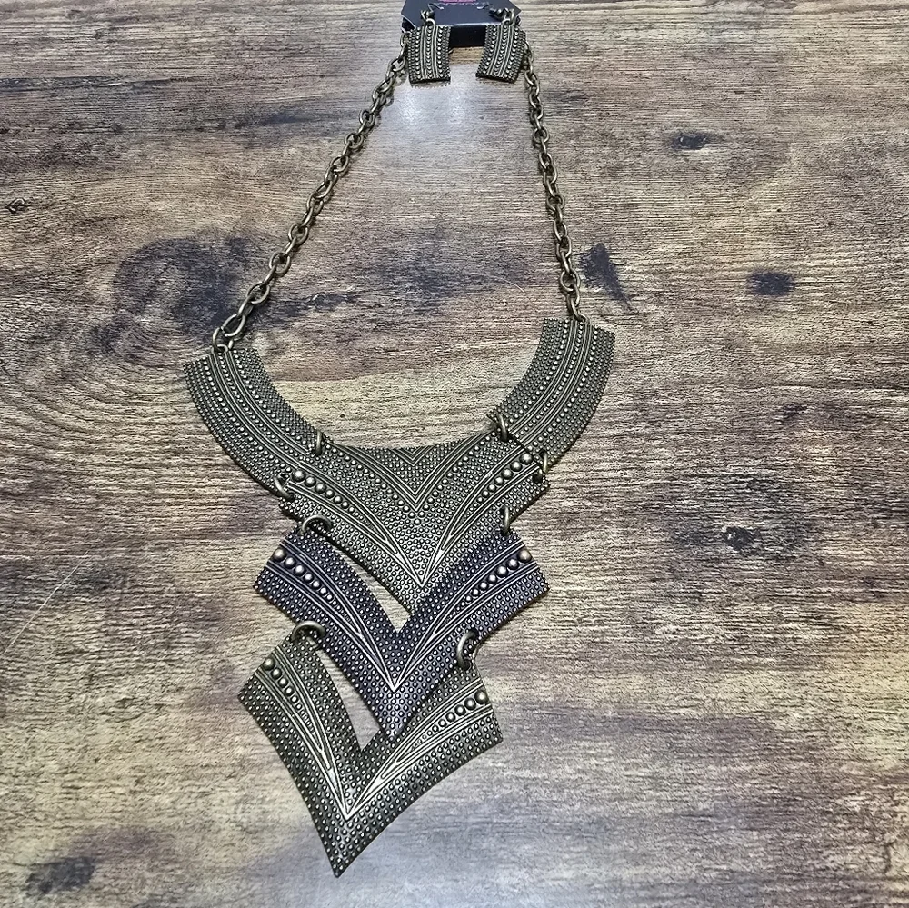 New paparazzi statement necklace and earrings